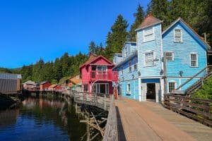 Houten huizen en pier Ketchikan Alaska
