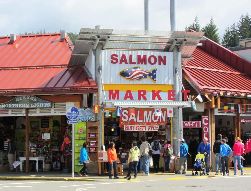 Salmon Market winkel met bezoekers in Ketchikan Alaska