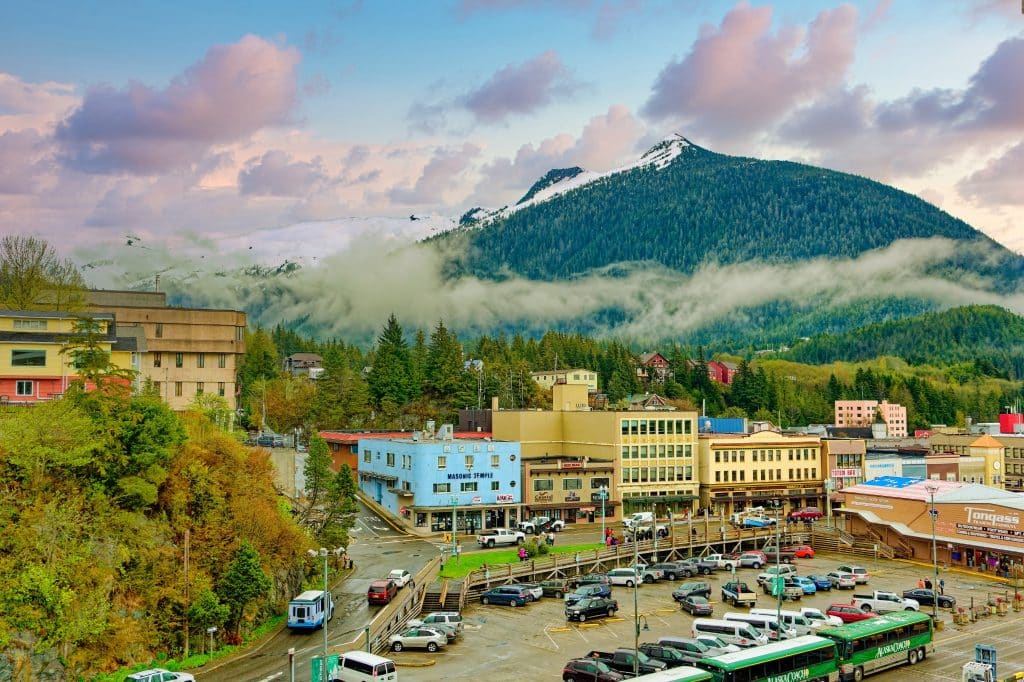 Stad Ketchikan met bergen en mist Alaska