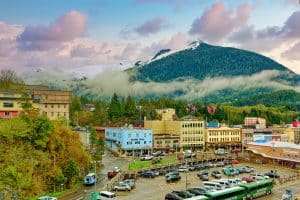 Stad Ketchikan met bergen en mist Alaska