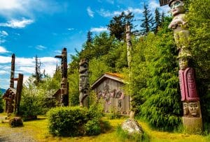 Totempalen in bos bij Ketchikan Alaska