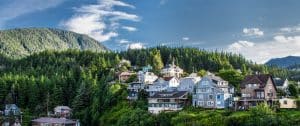 Woonwijk tegen berg in Ketchikan Alaska
