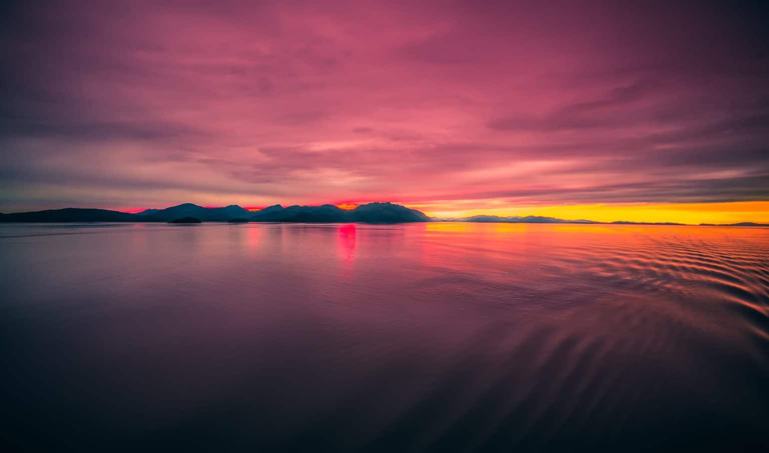 Zonsondergang boven water bij Ketchikan Alaska