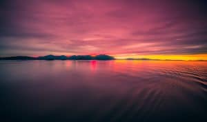Zonsondergang boven water bij Ketchikan Alaska