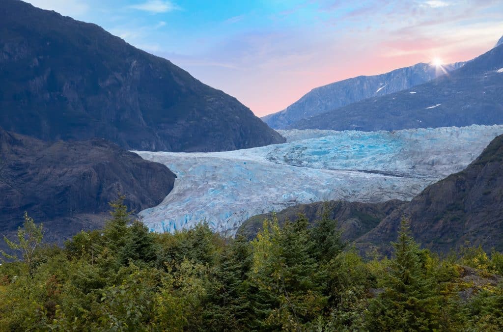 Mendenhall Glacier bij Juneau Alaska met zonsondergang