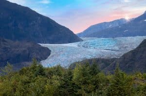 Mendenhall Glacier bij Juneau Alaska met zonsondergang