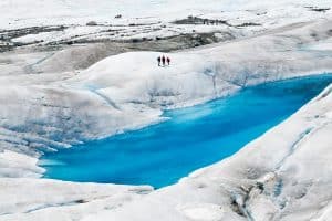 Wandelaars op Mendenhall Glacier Alaska bij blauw meer