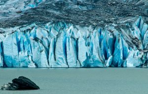 IJsformatie van Mendenhall Glacier Alaska bij water