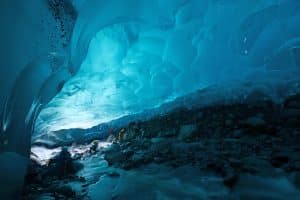 Ijsgrot bij Mendenhall Glacier in Juneau Alaska met rivier
