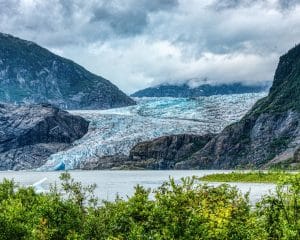 Mendenhall Glacier met meer en bergen Alaska