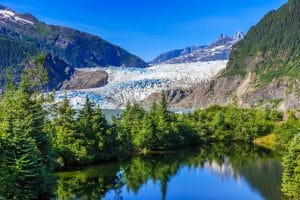 Mendenhall Glacier met meer en bos bij Juneau Alaska