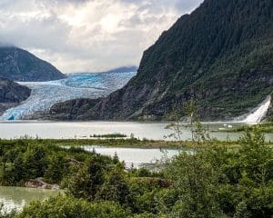 Mendenhall Glacier Alaska met waterval en meer