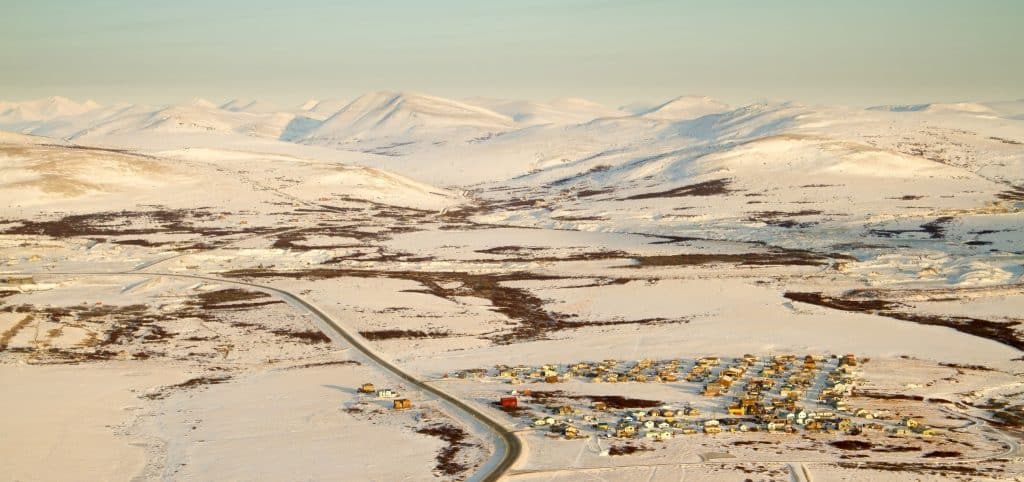 Dorp in sneeuwlandschap bij Nome Alaska