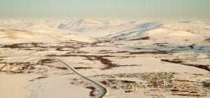 Dorp in sneeuwlandschap bij Nome Alaska