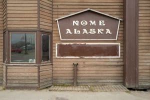 Gebouw met bord Nome Alaska