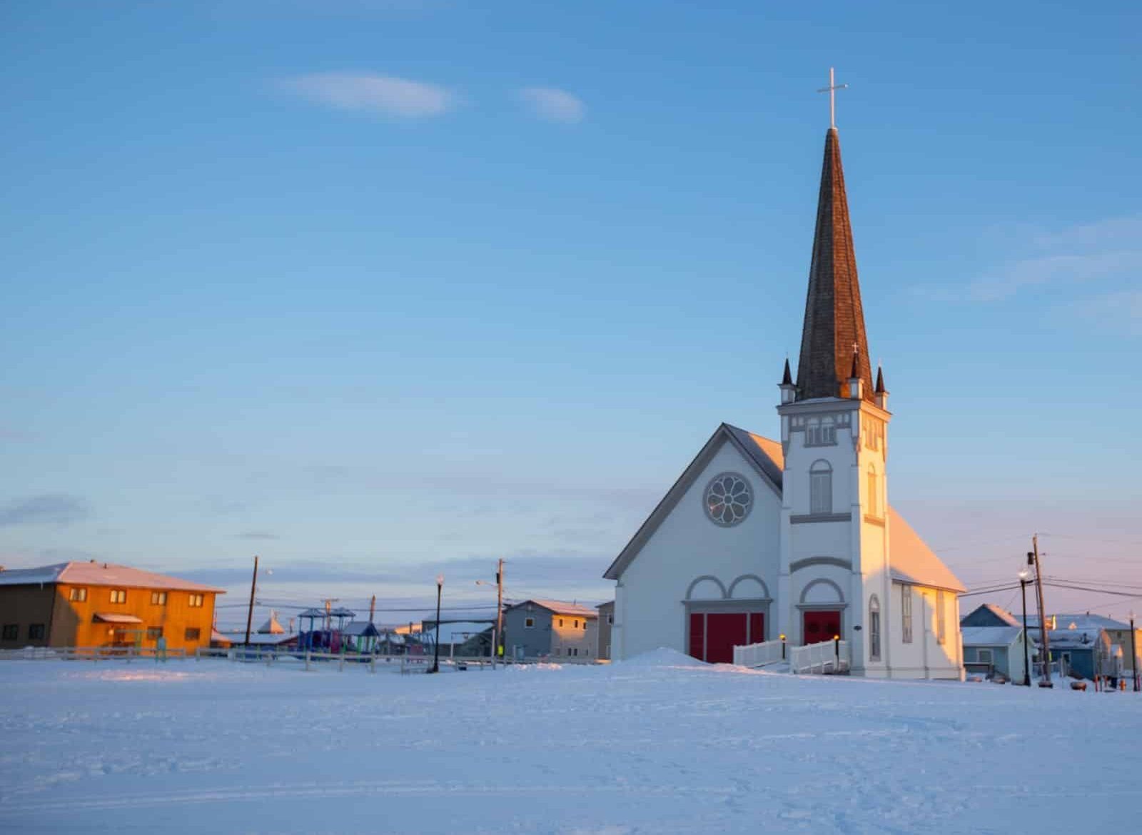 Kerk in dorp Nome Alaska in winter