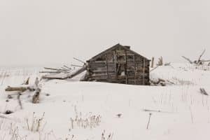 Verlaten hut in sneeuw bij Nome Alaska
