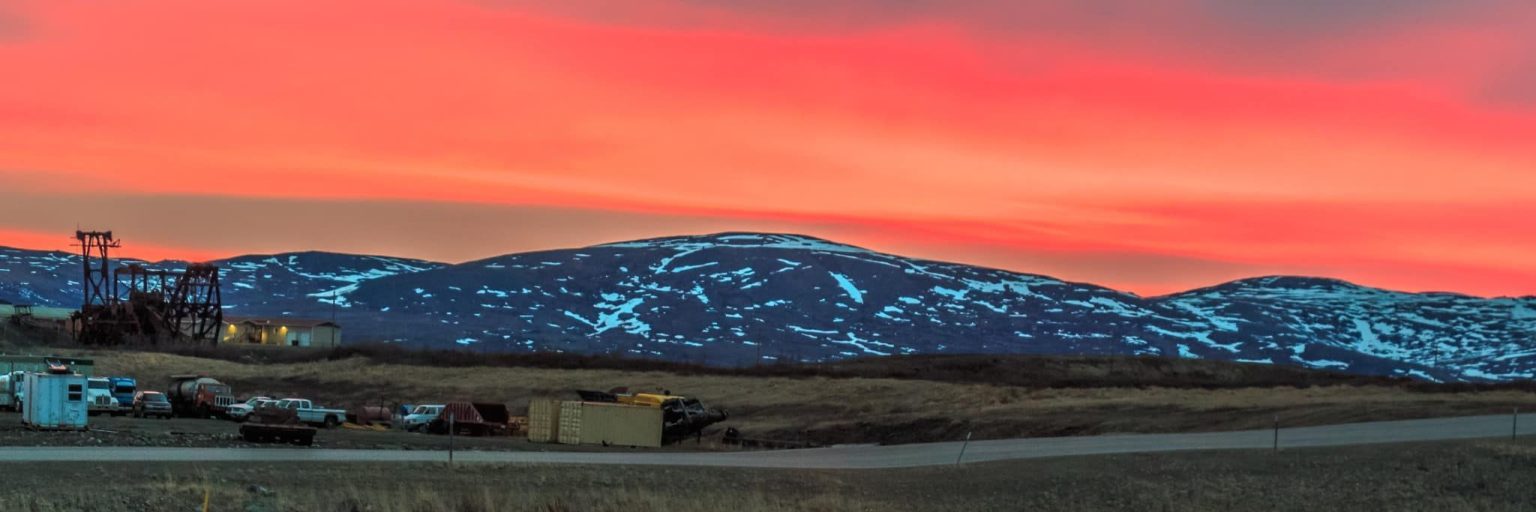 Meer bij zonsondergang in Nome Alaska