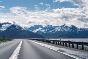 Weg langs kust en bergen in Alaska