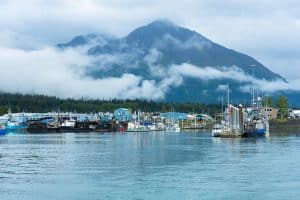 Seward Alaska haven met boten en bergen in mist
