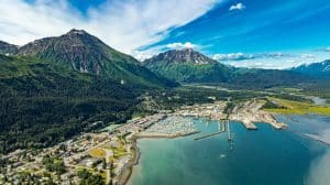 Luchtfoto van Seward met haven en bergen in Alaska