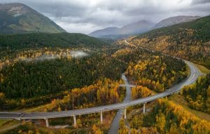 Seward Alaska herfstlandschap met weg en rivier