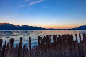 Seward Alaska kust bij zonsondergang en bergen