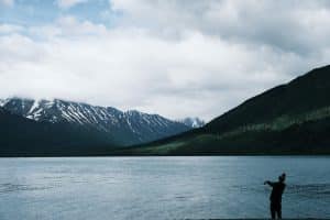 Seward Alaska visser aan meer met bergen