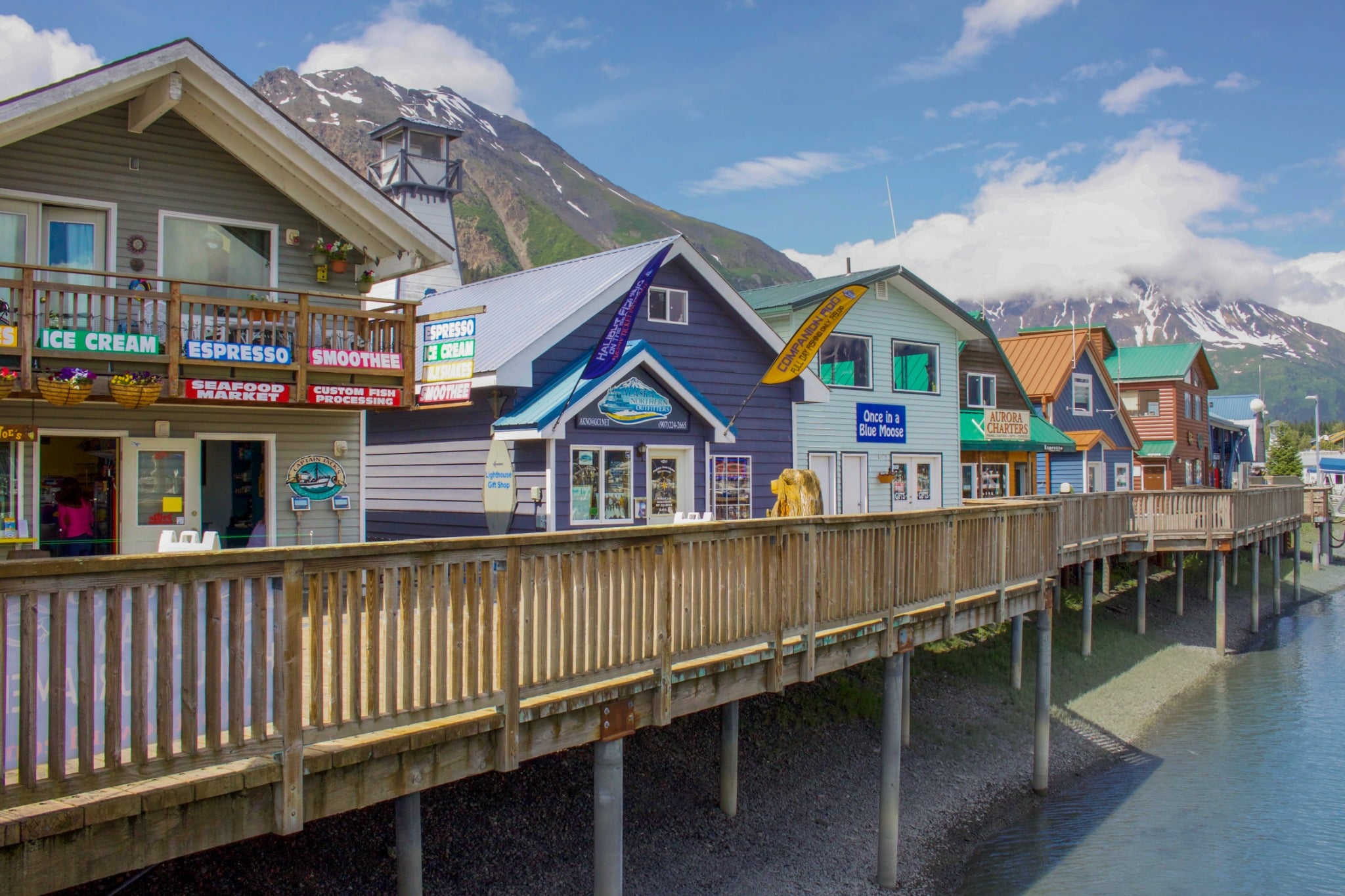 Seward Alaska waterfront met winkels op houten pier