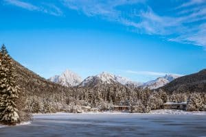 Besneeuwd bos, bevroren water en bergen in Sitka