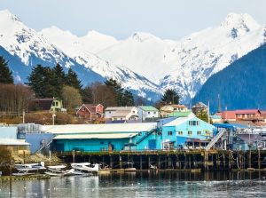 Watervliegtuigen in de haven van Sitka met besneeuwde bergen