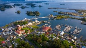 Luchtfoto van Sitka met haven, brug en eilanden