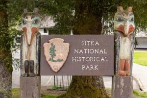 Bord van Sitka National Historical Park in Sitka