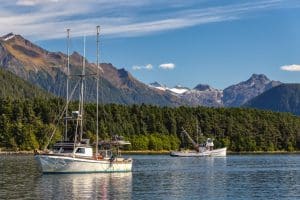 Vissersboten op het water bij Sitka met bergen