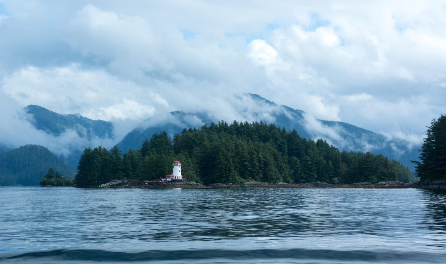 Vuurtoren op bebost eiland bij Sitka