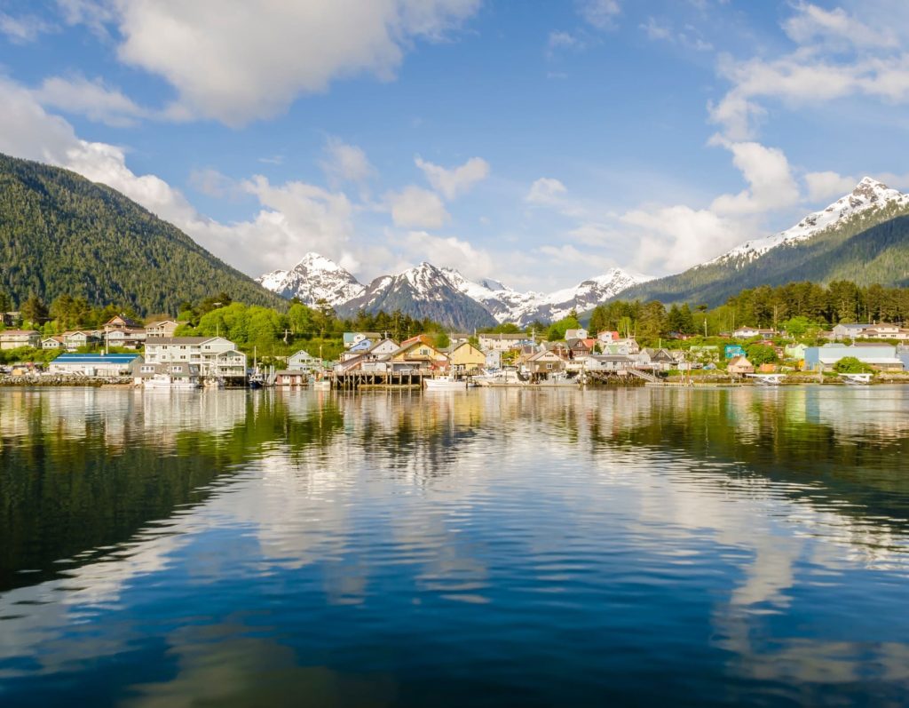 Waterfront van Sitka met reflectie en bergen