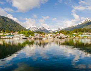 Waterfront van Sitka met reflectie en bergen