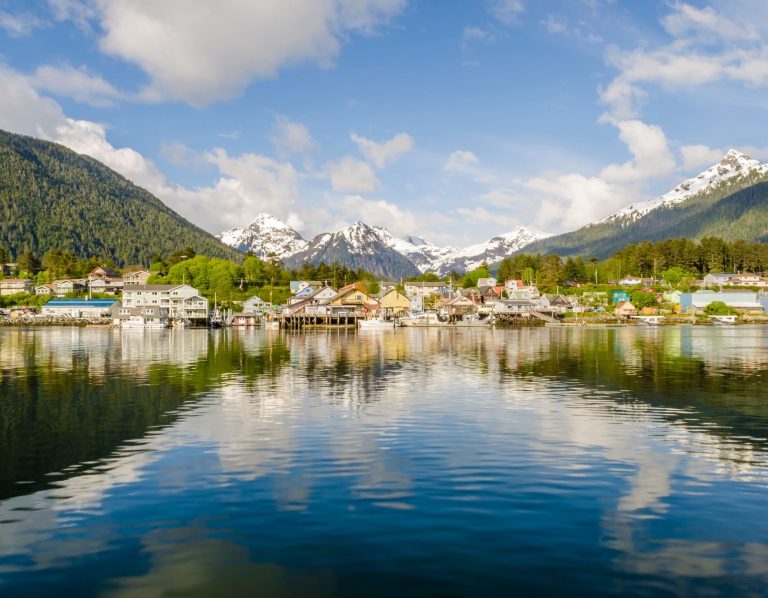 Waterfront van Sitka met reflectie en bergen