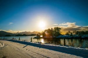 Besneeuwde kustweg en eiland bij zonsondergang in Sitka