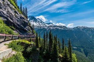 Trein door bergen bij Skagway Alaska