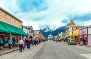 Straat met cruiseschip in Skagway Alaska
