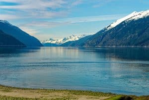 Fjord bij Skagway Alaska met bergen