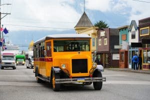 Gele bus in straat van Skagway Alaska