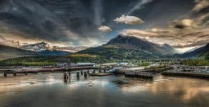 Haven bij Skagway Alaska met bergen