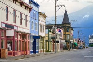 Straat met gekleurde gebouwen in Skagway Alaska