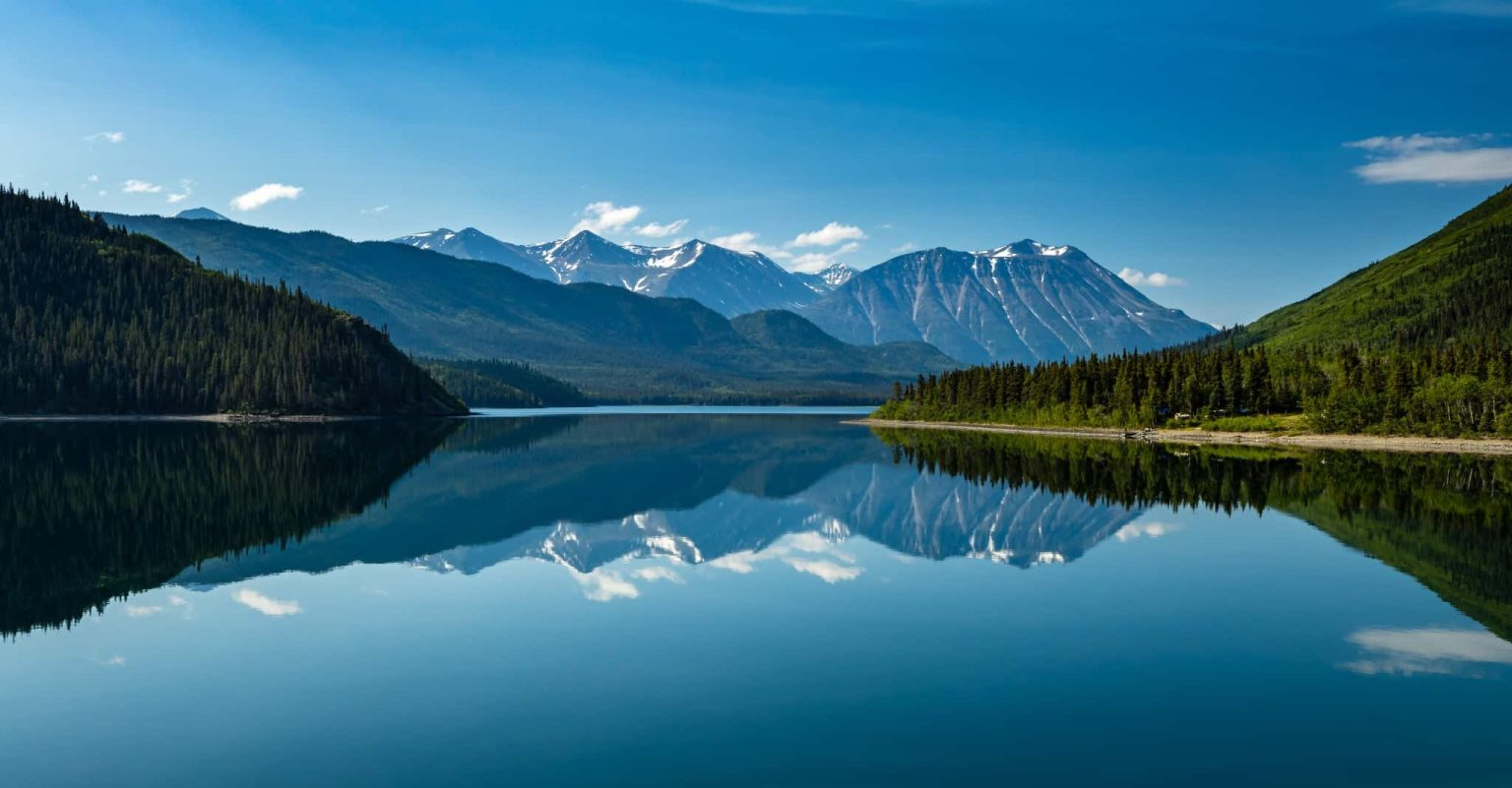 Meer met bergen bij Skagway Alaska