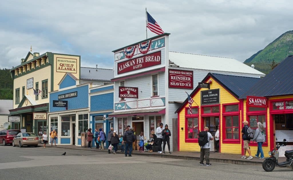 Mensen bij winkels in Skagway Alaska