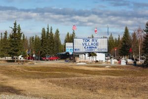 Tok Alaska RV park met bord en vlaggen