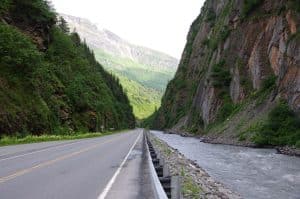 Tok Alaska weg langs rivier in bergkloof