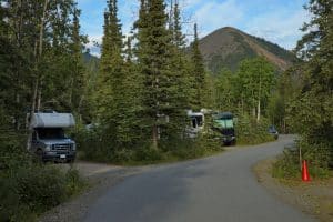 Tok Alaska campers in bosgebied langs weg